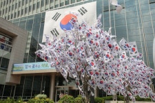 마포구, 광복 70주년을 맞아 태극기ㆍ 태극기 조형물 등으로 구청사 단장