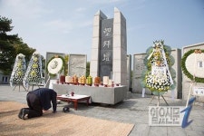 망배단에서 절하는 이산가족