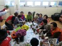 롯데몰 동부산점 샤롯데 봉사단, 공수 경로당 찾아 1인 1화분 심기 운동