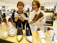 롯데백화점 부산본점 “金 신발, 銀 신발 가운데 어떤 게 고객 신발?”