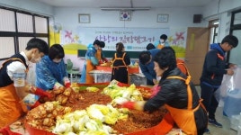 동대문구 경로당-학교 결연사업 일환…청량정보고 학생들 김치 250포기 경로당 전달