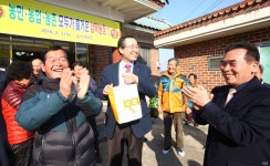 [순창군 민생탐방] 참기름 선물에 즐거워하는 송하진 전북지사