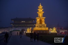 부처님 오신날 맞아 설치된 사사자삼층석탑
