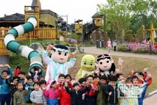 “김해가야테마파크로 가족 나들이 오세요”