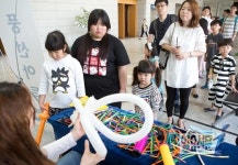 풍선 아트에 참여하는 어린이들