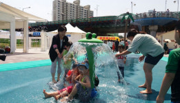 서영교 의원 추진한 중랑천 둔치 도심속 워터파크 개장