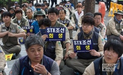 길거리로 나온 STX조선해양노조원들