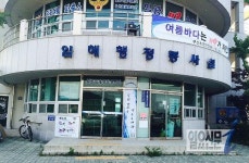 일광해수욕장에서는 물놀이와 독서가 가능하다