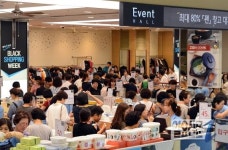 롯데백화점 부산본점 “젠 창고 대개방 진행 첫날 2000여명 몰려”