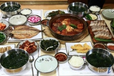 제주 향토음식이 한 상 가득 담긴 푸짐한 제주도 맛집 ‘덤장’