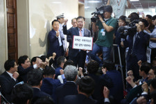 의장 사퇴 요구하는 새누리당