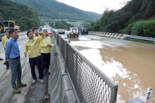 김해 장유 대청2교 인근 도로법면 붕괴로 양방향 차량통제