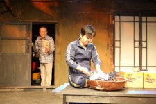 [대학로연극] `아버지의 선물` 출연배우가 옷을 벗은 사연은?