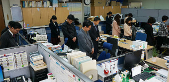 부산교육청 직원  ‘턴투워드부산' 유엔 참전 용사 추모 묵념