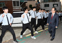 [포토] 김석준 교육감, 대학수능 수험생 ‘화이팅’ 격려