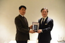 [포토] 송정호 롯데백화점 부산본점장, 모범선행 시민상 수상
