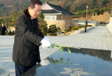 홍준표 경남도지사, 3.15민주묘지와 충혼탑 참배