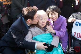 모친에게 감사 인사하는 이재명 성남시장