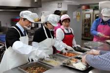 이흥수 인천 동구청장, 노인복지관 경로식당 배식봉사