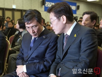 이야기 나누는 안희정 충남도지사 와 이재명 성남시장