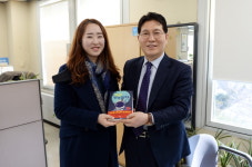 동대문구, 배우 신동욱 팬카페 마르멜로 희망의 책 기부