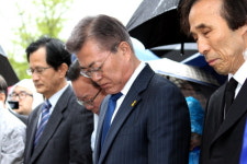 대구 2.28민주의거 기념탑서 묵념하는 문재인