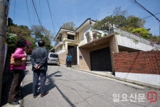 박근혜 전 대통령 자택 바라보는 시민들
