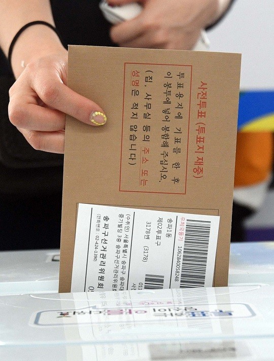 발달장애인 투표권 보장 논의에 촉발된 사례에 대한 기자회견과 선관위에 법 개정 요구가 화제! 혼란 초래하는 투표 보조 기준 문제, 발달장애인 참정권 보장 논의 점화된 상황 속에 대선을 앞두고 높아지는 목소리. 발달장애인들의 투표권 보장을 위한 조치 필요성 강조!