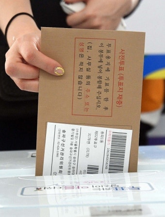 발달장애인 투표권 보장 논의에 촉발된 사례에 대한 기자회견과 선관위에 법 개정 요구가 화제! 혼란 초래하는 투표 보조 기준 문제, 발달장애인 참정권 보장 논의 점화된 상황 속에 대선을 앞두고 높아지는 목소리. 발달장애인들의 투표권 보장을 위한 조치 필요성 강조!