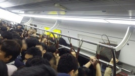 고성, 몸싸움, 짜증으로 얼룩진 경의중앙선 출근길 , 열차 사고로 지옥철됐다  