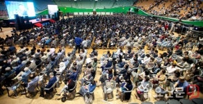 체육관을 가득 메운 조합원들
