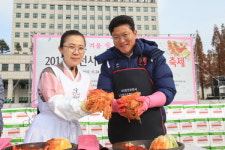 부천시의회 강동구 의장, `사랑의 김장나눔` 봉사활동
