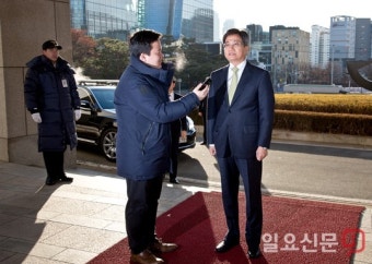 취재진 질문에 답하는 김명수 대법원장