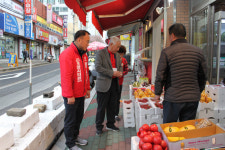 젊은 보수 배상신 예비후보, 가족 지원 받으며 지지 호소