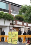 전두환 자택 앞에서 1인 시위를 하는 시민