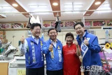 [포토] 외동시장 찾은 더불어민주당 허성곤 김해시장 후보