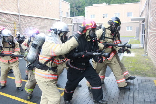 포항제철소 화재구조구급요원, 해군 특수부대서 화재 진압 훈련 | 포토뉴스