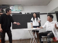 호프집서 연극을 본다...술 마시며 배우·관객 호흡하는 연극 ‘코리아 실버스탁’