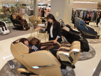 롯데백화점 동래점 “여성복 매장에 등장한 안마의자 구경오세요”