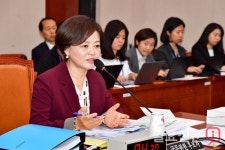 질의 답변하는 진선미 후보자 