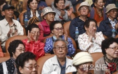 미소 가득한 노인의 날