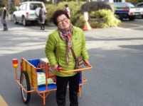 김해시, 폐지 줍는 어르신들에 초경량 손수레 전달