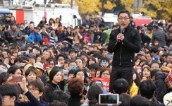 [단독] 김제동과 어깨동무, 기부금 불법모금 고발당한 까닭