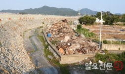 부산항 신항 서컨테이너터미널 조성현장 ‘연도’ 폐기물 몸살
