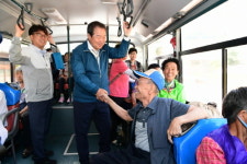 새벽차 탄 김충기 김천시장, 민선7기 1주년 현장행정 펼쳐