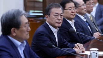 문재인 대통령, 조국 법무부 장관 사표 수리