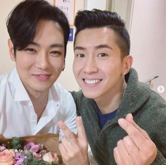 환희-브라이언, '생일축하+공연방문' 인증샷 눈길 '끈끈한 우정'