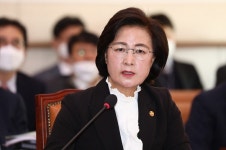 추미애 “방역 차원에서도 신천지 강제 수사 필요”