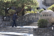 정부 ‘운영 중단’ 권고에도 일부 교회 현장 예배 강행