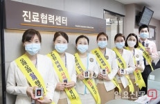 인천성모병원, 어버이날 맞아 어르신 환자 대상 카네이션 브로치 전달